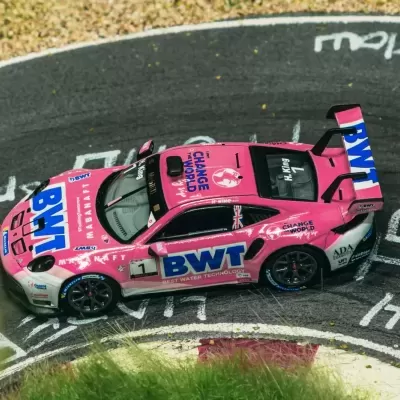 Modelo de carro de corrida cor de rosa BWT sobre pista de corrida preta