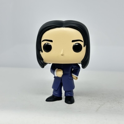 Boneco Funko Pop com cabelo preto, fato azul escuro e sapatos pretos