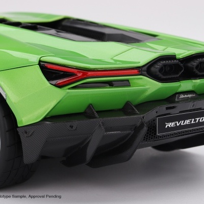 Carro desportivo verde Lamborghini Revueltó vista traseira com faróis vermelhos e rodas prateadas