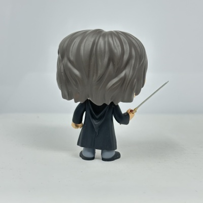Figura Funko Pop de costas, cabelo castanho, casaco preto, segurando varinha.