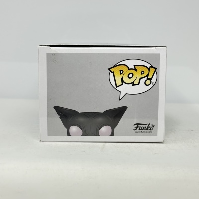 Caixa branca Funko Pop com figura preta e olhos cor de rosa