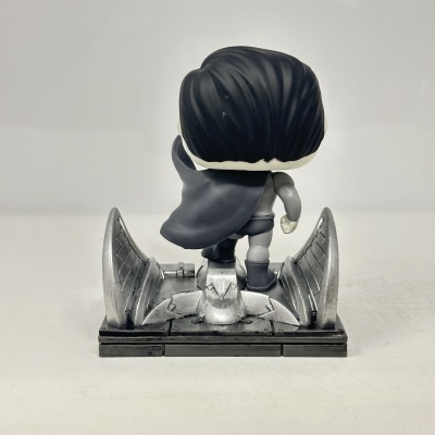 Boneco Funko Pop com capa preta em base metálica prateada