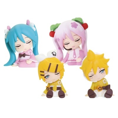 Figuras colecionáveis de anime com cabelo azul, rosa, amarelo e branco sentadas juntas