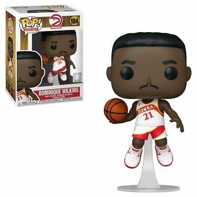 Figura Pop de vinil Dominique Wilkins com uniforme dos Hawks e bola de basquetebol ao lado da caixa.