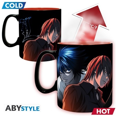 Caneca preta com personagens de anime que mudam de imagem com temperatura
