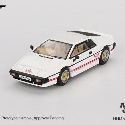 Miniatura de carro branco com detalhes vermelhos e pretos e jantes douradas
