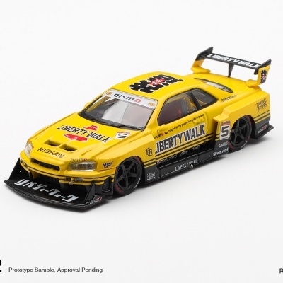 Miniatura de carro de corrida Nissan amarelo com asas e adesivos Liberty Walk