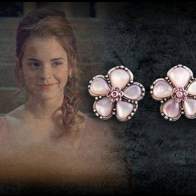 Brincos florais perolados com detalhes rosa em fundo escuro