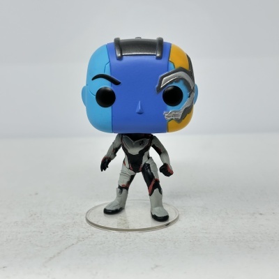 Figura Funko Pop de Vinil com cabeça azul e amarela em fato cinzento e preto