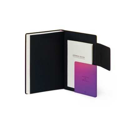 Agenda preta aberta com caderno ADDRESS BOOK e separador luminoso roxo-rosa MADE IN ITALY