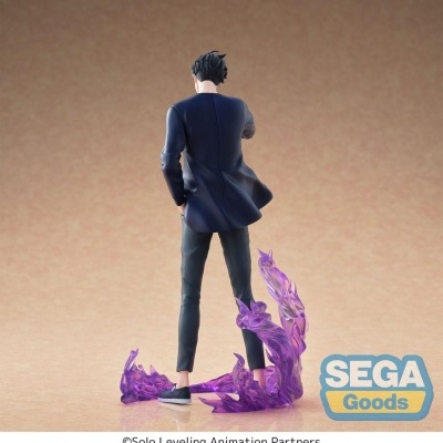 Figurina de homem de costas com casaco azul e chamas roxas aos pés em fundo bege