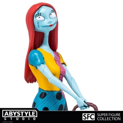 Figura colecionável da personagem Sally azul com cabelo vermelho e vestido amarelo e azul