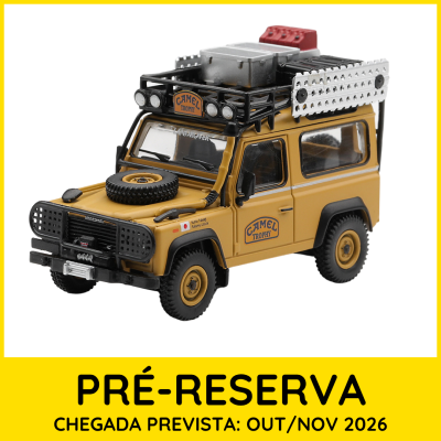 Modelo em miniatura de Land Rover Defender amarelo com acessórios no teto e logotipo Camel Trophy