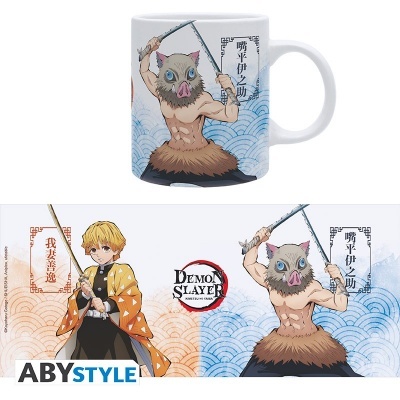 Caneca branca com personagem de anime usando máscara de javali e fundo de ondas azuis