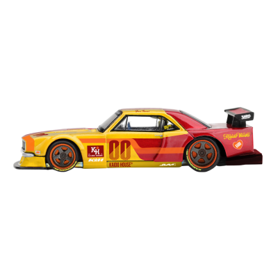 Miniatura de carro de corrida amarelo e vermelho com inscrições e decoração