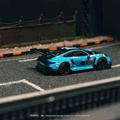 Miniatura de carro de corrida azul com número 92 numa pista de corrida em miniatura