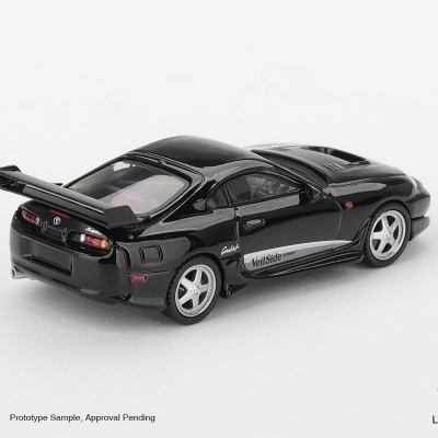 Miniatura de carro desportivo preto com spoiler traseiro e decalques veilsode