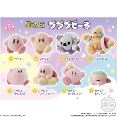 Oito bonecos de pelúcia Kirby coloridos com texto em japonês sobre fundo rosa estrelado
