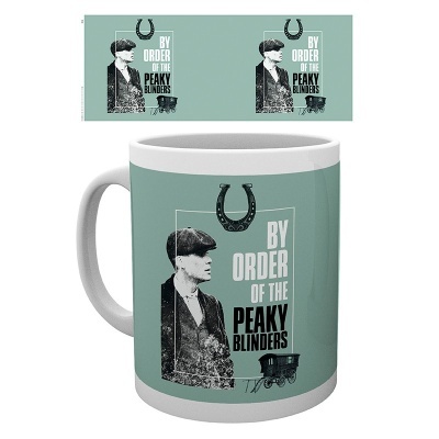 Caneca branca com design Peaky Blinders em fundo verde