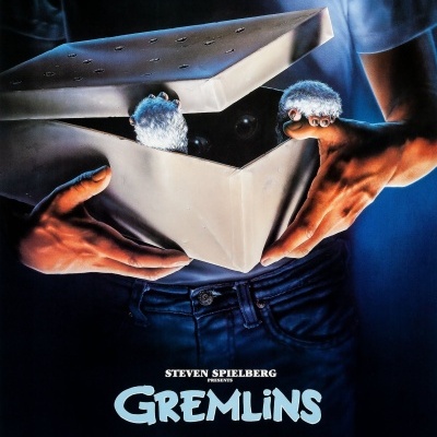 Poster do filme Gremlins com uma caixa branca e criaturas pequenas dentro.