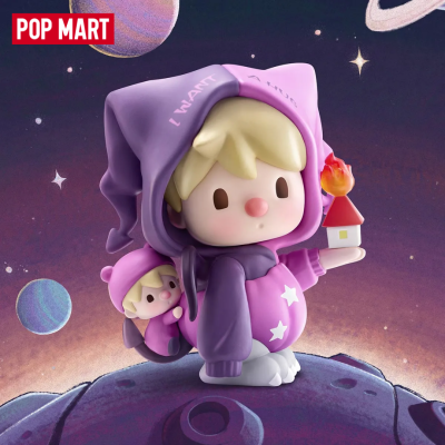 Boneco colecionável com capuz roxo e casa em chamas em fundo espacial