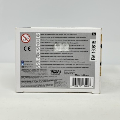 Embalagem branca com texto de advertência multilingue, logótipos das redes sociais e código de barras