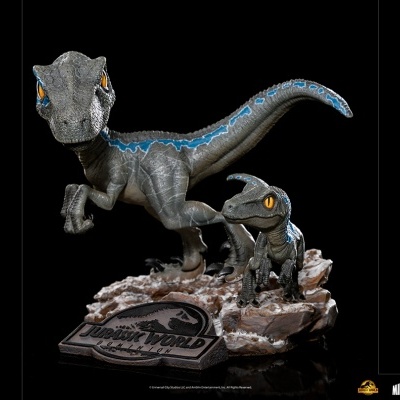 Figura de dinossauro cinzenta com riscas azuis e base com logo Jurassic World.