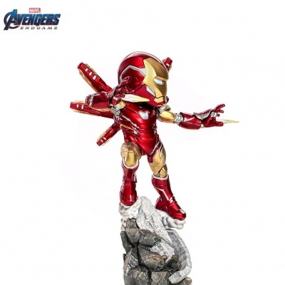 Figura do Homem de Ferro em pose dinâmica sobre base de rocha