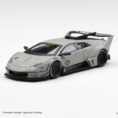 Miniatura de carro desportivo cinzento com autocolantes e pneus Toyo Tires