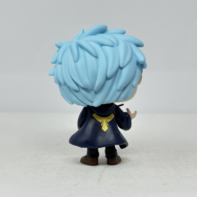 Figura colecionável de vinil com cabelo azul claro vista de costas