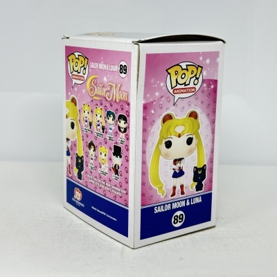 Caixa de boneco Pop! Animation da Sailor Moon & Luna com fundo rosa e detalhes em azul.