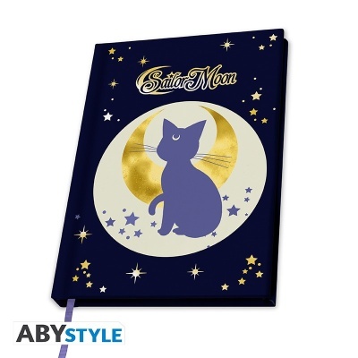 Caderno capa dura dark blue com gato lilás e lua dourada, texto Sailor Moon e estrelas amarelas e lilás