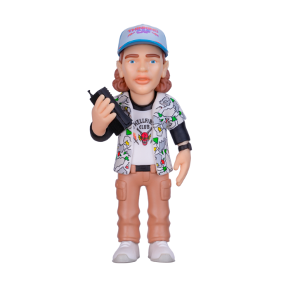 Figura de vinil com roupa colorida e boné com texto