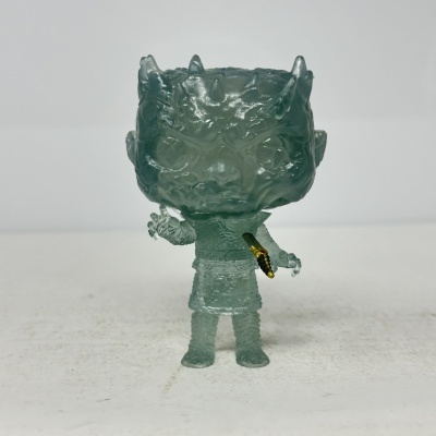 Figura de brinquedo translúcida verde com chifres e espada pequena
