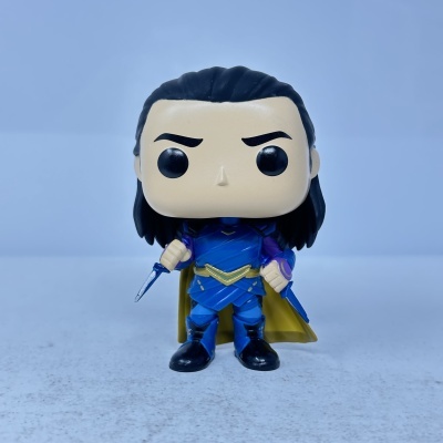 Boneco Funko Pop azul com capa amarela segurando adagas