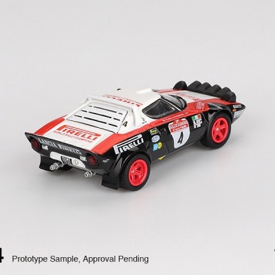 Miniatura de carro de corrida preta, branca e vermelha com rodas vermelhas