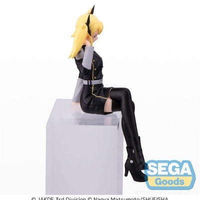 Figura de personagem feminina loira sentada com uniforme preto e botas altas.