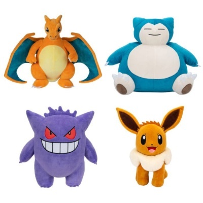 Quatro peluches de Pokémon: Charizard, Snorlax, Gengar e Eevee