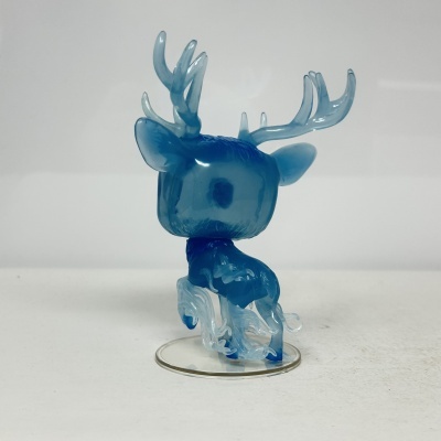 Figura de veado azul translúcido com base circular