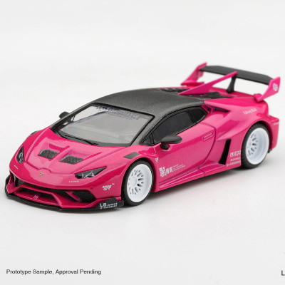 Miniatura de carro desportivo cor de rosa com detalhes em preto e branco