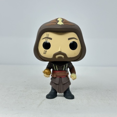 Figura Funko Pop com capuz castanho e traje detalhado