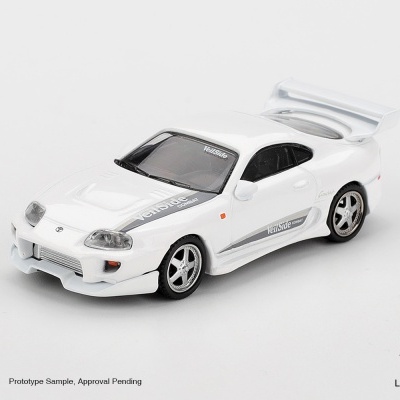 Miniatura carro desportivo branco com asa traseira e texto VeilSide COMBAT