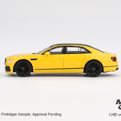 Miniatura de carro sedan amarelo com teto preto em fundo branco