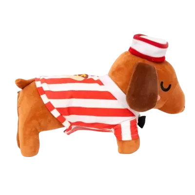 Peluche de cão castanho vestido com camisa às riscas vermelhas e brancas e chapéu