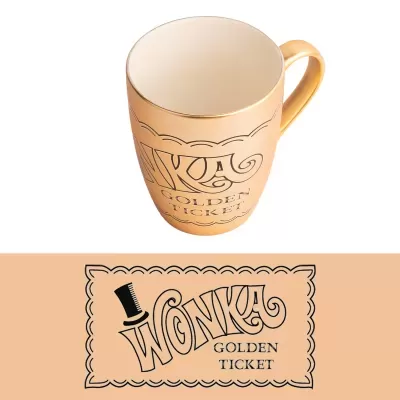 Caneca dourada com texto Wonka Golden Ticket e cartola preta