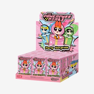 Expositor com caixas do produto The Powerpuff Girls Party Surprise com ilustrações das personagens principais em fundo cor-de-rosa.