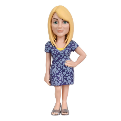 Boneca loira com vestido azul estampado e sapatos cinza