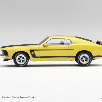 Miniatura de carro desportivo amarelo com riscas pretas e texto BOSS 302