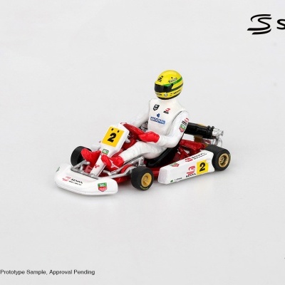 Miniatura de kart com piloto em fato branco e capacete amarelo