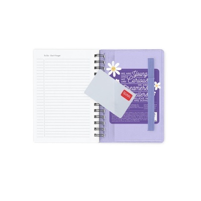 Caderno espiral lilás aberto com bolso interior e cartão branco